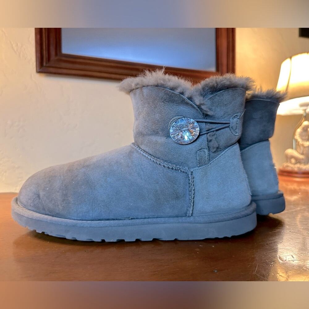 UGG Mini Bailey Button Bling Grey Suede Crystal Ankle Boots Womens‎ 9
